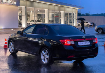 Подержанный автомобиль Chevrolet Epica 2010 года (7 фото)
