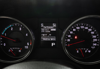 Подержанный автомобиль Jeep Grand Cherokee 2012 года (11 фото)