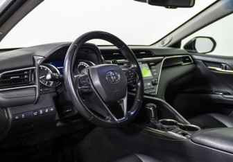 Подержанный автомобиль Toyota Camry Sedan 2020 года (10 фото)