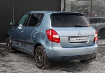 Подержанный автомобиль Skoda Fabia Hatchback 2011 года (7 фото)