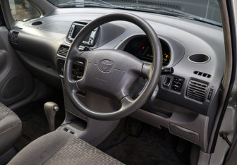 Подержанный автомобиль Toyota Corolla Spacio 2000 года (14 фото)