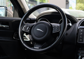Подержанный автомобиль Jaguar XE 2016 года (11 фото)