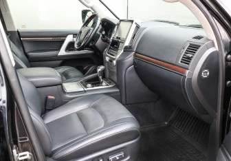 Подержанный автомобиль Toyota Land Cruiser Suv 2017 года (11 фото)