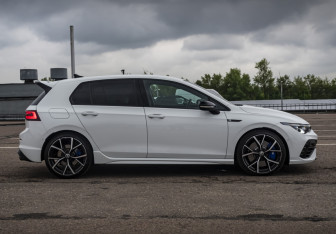 Подержанный автомобиль Volkswagen Golf R Hatchback 2021 года (5 фото)