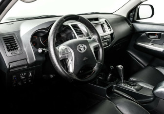 Подержанный автомобиль Toyota Hilux 2014 года (7 фото)