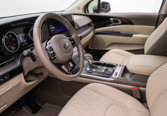 Подержанный автомобиль Kia Carnival 2020 года (10 фото)