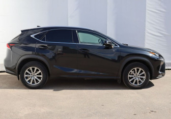 Подержанный автомобиль Lexus NX 2020 года (7 фото)