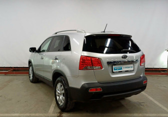 Подержанный автомобиль Kia Sorento 2011 года (7 фото)