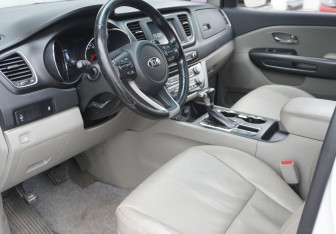 Подержанный автомобиль Kia Carnival 2018 года (11 фото)