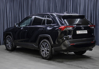 Подержанный автомобиль Toyota RAV4 2021 года (7 фото)