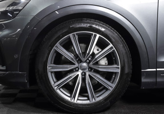 Подержанный автомобиль Audi Q8 2019 года (32 фото)