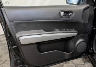 Подержанный автомобиль Nissan X-Trail 2013 года (19 фото)