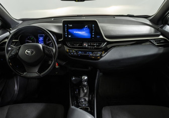Подержанный автомобиль Toyota C-HR 2018 года (12 фото)