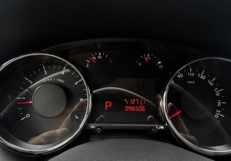 Подержанный автомобиль Peugeot 3008 2011 года (12 фото)