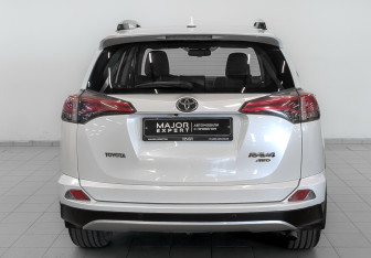 Подержанный автомобиль Toyota RAV4 2019 года (6 фото)