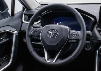 Подержанный автомобиль Toyota RAV4 2024 года (15 фото)