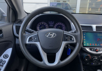 Подержанный автомобиль Hyundai Solaris Sedan 2012 года (14 фото)