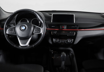 Подержанный автомобиль BMW X1 2017 года (12 фото)