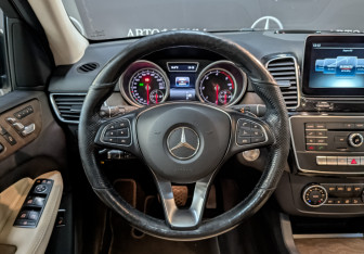 Подержанный автомобиль Mercedes-Benz GLE 2016 года (22 фото)