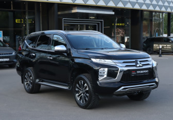 Подержанный автомобиль Mitsubishi Montero Sport 2023 года (3 фото)