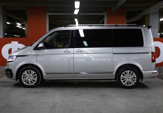 Подержанный автомобиль Volkswagen Caravelle 2021 года (8 фото)