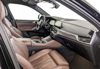Подержанный автомобиль BMW X6 2021 года (11 фото)