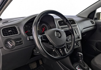 Подержанный автомобиль Volkswagen Polo Sedan 2016 года (15 фото)