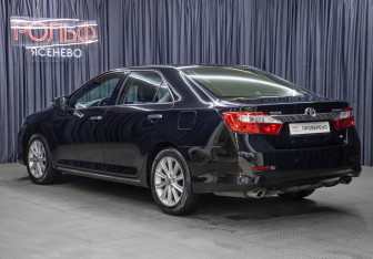 Подержанный автомобиль Toyota Camry Sedan 2013 года (7 фото)