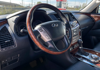 Подержанный автомобиль Infiniti QX80 2017 года (13 фото)