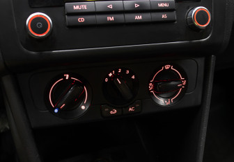 Подержанный автомобиль Volkswagen Polo Sedan 2012 года (15 фото)