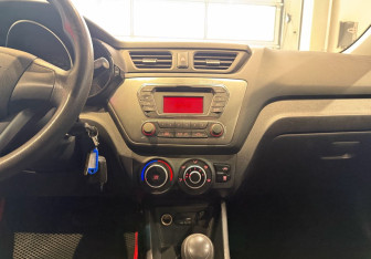 Подержанный автомобиль Kia Rio Sedan 2013 года (16 фото)
