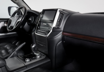 Подержанный автомобиль Toyota Land Cruiser Suv 2016 года (9 фото)