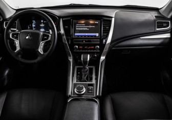 Подержанный автомобиль Mitsubishi Montero Sport 2021 года (11 фото)