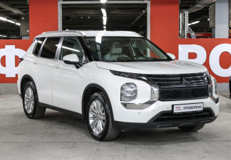 Подержанный автомобиль Mitsubishi Outlander 2022 года (3 фото)