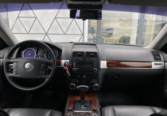 Подержанный автомобиль Volkswagen Touareg 2004 года (11 фото)