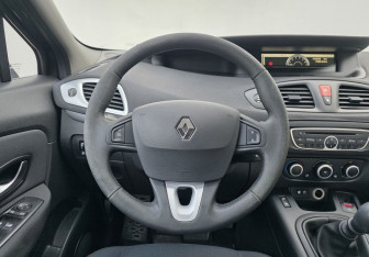Подержанный автомобиль Renault Scenic 2010 года (12 фото)