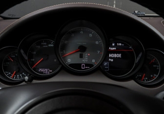 Подержанный автомобиль Porsche Cayenne 2012 года (21 фото)