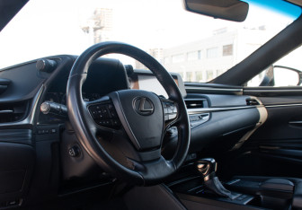 Подержанный автомобиль Lexus ES 2018 года (11 фото)