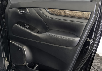 Подержанный автомобиль Toyota Alphard 2018 года (25 фото)