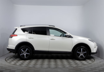 Подержанный автомобиль Toyota RAV4 2017 года (4 фото)