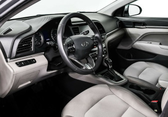 Подержанный автомобиль Hyundai Elantra Sedan 2020 года (9 фото)