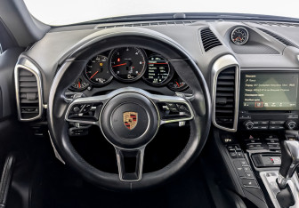 Подержанный автомобиль Porsche Cayenne 2017 года (22 фото)