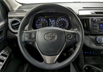 Подержанный автомобиль Toyota RAV4 2017 года (25 фото)