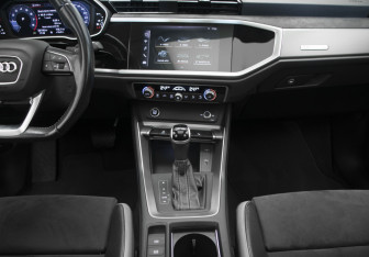 Подержанный автомобиль Audi Q3 2021 года (20 фото)