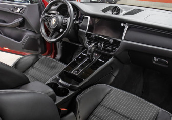 Подержанный автомобиль Porsche Macan 2023 года (11 фото)