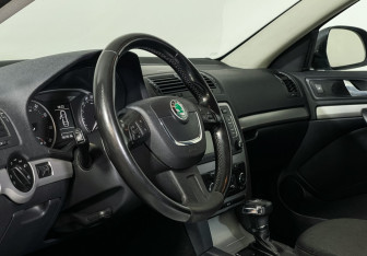 Подержанный автомобиль Skoda Octavia Liftback 2009 года (13 фото)