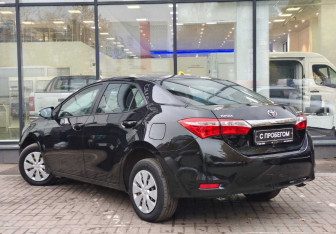 Подержанный автомобиль Toyota Corolla Sedan 2015 года (6 фото)