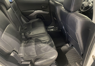 Подержанный автомобиль Mitsubishi Outlander 2010 года (11 фото)