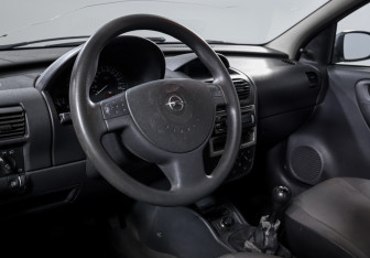 Подержанный автомобиль Opel Corsa 2004 года (13 фото)