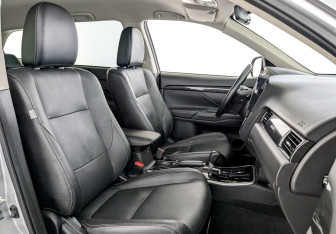 Подержанный автомобиль Mitsubishi Outlander 2017 года (24 фото)